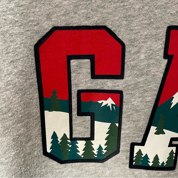 EUC GAP Kids Holiday / Christmas Logo Hoodie w/ Red & Green Mountains - Picture 3 of 12